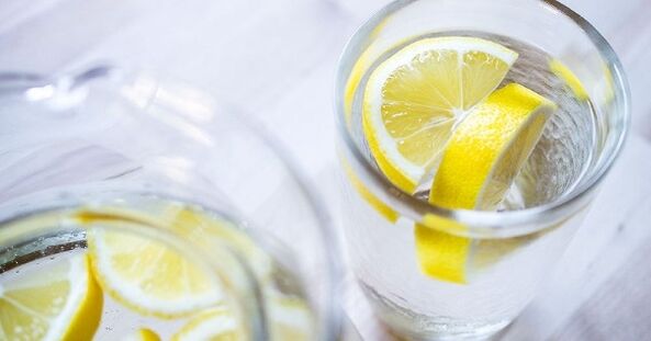 Menambahkan jus lemon ke dalam air akan memudahkan Anda menjalani diet air. 