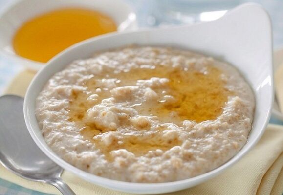 Oatmeal dengan minyak biji rami adalah sarapan yang ideal untuk menurunkan berat badan