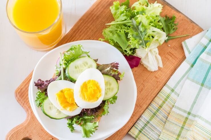 Salad mentimun dan telur rebus