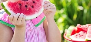 gadis makan semangka