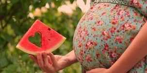 irisan semangka di tangan wanita hamil