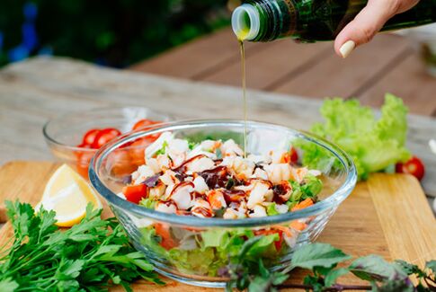 salad herbal dan sayuran untuk nutrisi yang tepat