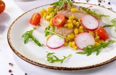 fillet ikan cod dengan jagung - hidangan diet Mediterania