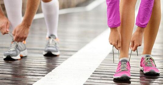 mengikat tali sepatu sebelum jogging untuk menurunkan berat badan