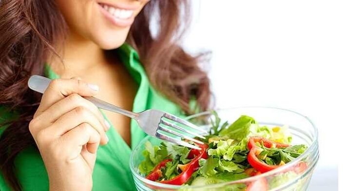 gadis makan salad sayuran dengan diet protein