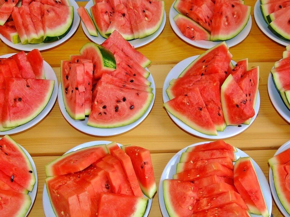 berapa banyak semangka yang digunakan untuk menurunkan berat badan