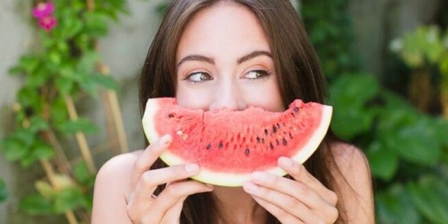 gadis makan semangka untuk menurunkan berat badan
