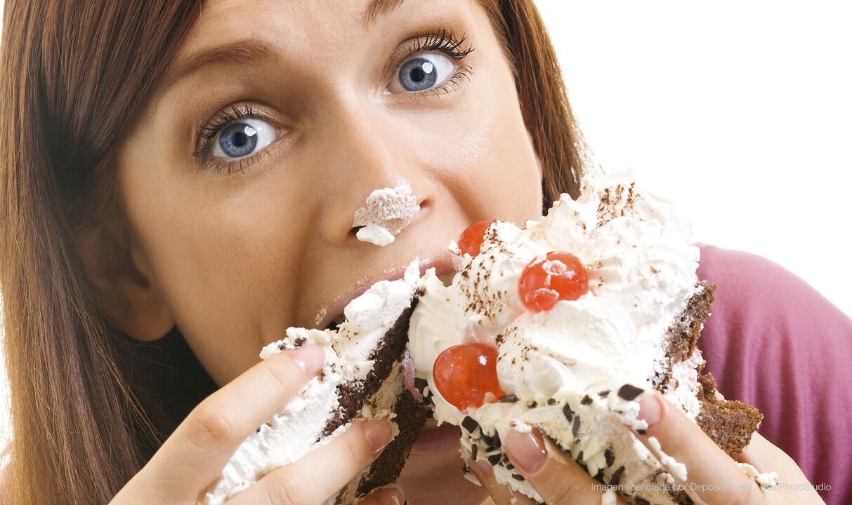 gadis makan kue dan menjadi lebih baik cara menurunkan berat badan