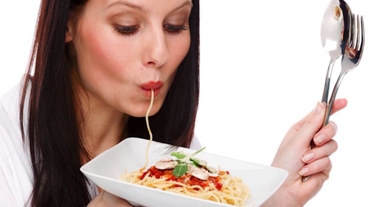 wanita makan spageti untuk melangsingkan perut