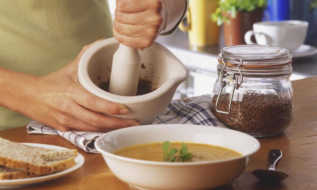 Menambahkan biji rami ke sup untuk fungsi usus yang baik
