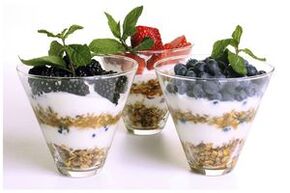 oatmeal dengan yogurt dan beri untuk nutrisi yang tepat dan penurunan berat badan