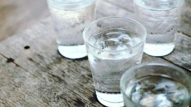 Saat menggunakan diuretik untuk menurunkan berat badan, Anda perlu minum banyak air. 