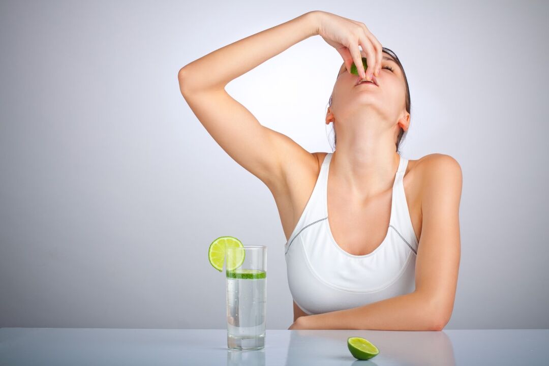 gadis minum air dengan lemon untuk menurunkan berat badan
